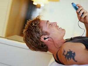 NOKIA PUNTA SUL LOW COST - cellulare letto02 1 - Gay.it Archivio