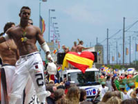 IL PIU' GRANDE GAY PRIDE - colonia2002 01 - Gay.it Archivio