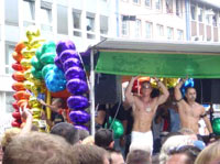 IL PIU' GRANDE GAY PRIDE - colonia2002 03 - Gay.it Archivio