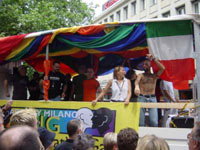 IL PIU' GRANDE GAY PRIDE - colonia2002 04 - Gay.it Archivio