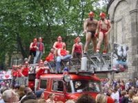IL PIU' GRANDE GAY PRIDE - colonia2002 05 - Gay.it Archivio