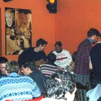 UN BAR PER GENTE DI "FUORI" - comingout02 - Gay.it Archivio