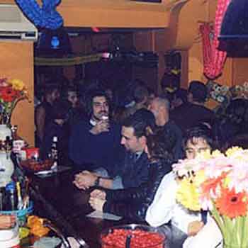 UN BAR PER GENTE DI "FUORI" - comingout03 - Gay.it Archivio