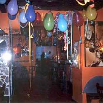 UN BAR PER GENTE DI "FUORI" - comingout04 - Gay.it Archivio