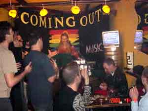 UN BAR PER GENTE DI "FUORI" - comingout05 - Gay.it Archivio