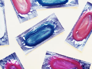 Concorso: Il preservativo è Comodo, contro l'Aids - condom colori 2 - Gay.it Archivio