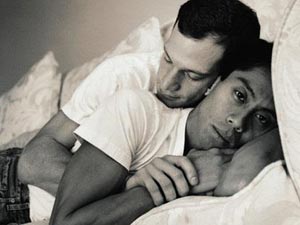 UE: LIBERTÀ VIGILATA AI GAY - coppia stretta - Gay.it Archivio