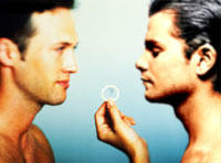 Primo concorso fotografico sul preservativo - coppia condom 1 - Gay.it Archivio
