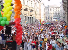 In Israele è il giorno del Gay Pride - corteo milano2004 1 - Gay.it Archivio