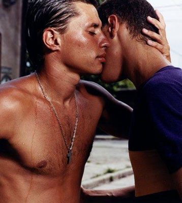 <I>KISS AND TELL</I> CON L'HIV - crisi coppia15 - Gay.it Archivio