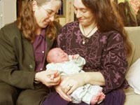 IL BELLO DI ESSERE UNA FAMIGLIA - donne bimbo2 - Gay.it Archivio