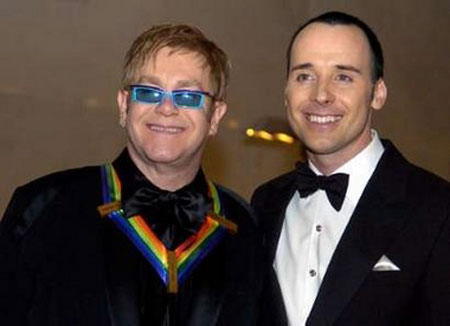 ANCHE A LONDRA I GAY SI SPOSANO - elton john david furnish 2 - Gay.it Archivio