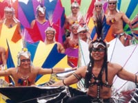 ESTATE 2001: GLI EVENTI GAY NEL MONDO - eventi base - Gay.it Archivio