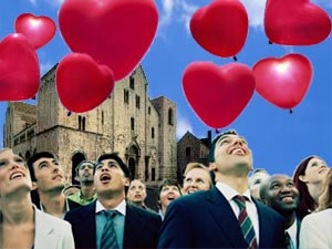 PIOGGIA D'AMORE A BARI - folla pride3 - Gay.it Archivio