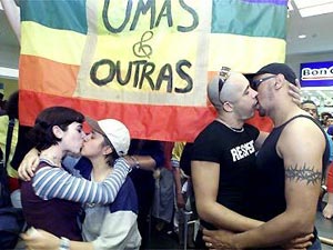 UNO STRAPPO TRA GAY E STATO - gay kiss in 1 - Gay.it Archivio