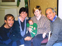 Nuova Zelanda: primo bimbo con tre genitori - genitori gay04 - Gay.it Archivio