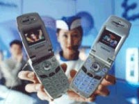 NASCE INTERNET PER CELLULARI - i mode - Gay.it Archivio
