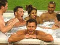 GF: Josh è stato nominato - josh tub bb - Gay.it Archivio