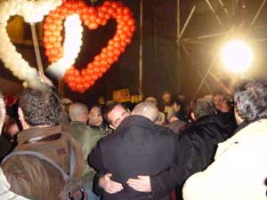 IN PIAZZA PER CHIEDERE I PACS - kiss2pacs001 - Gay.it Archivio