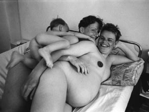 GB: apre clinica inseminazione per lesbiche - lesbian family02 1 - Gay.it Archivio