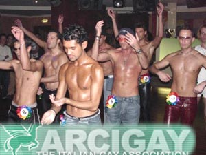 TUTTI I SOLDI DI ARCIGAY - locale disco - Gay.it Archivio