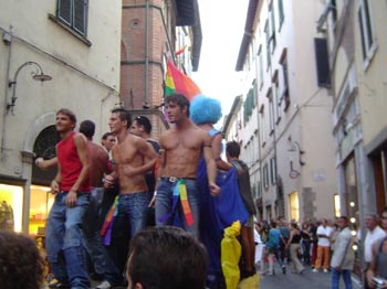 TOSCANA: TERRA D'ORGOGLIO - lucca 6 9 03 1 - Gay.it Archivio