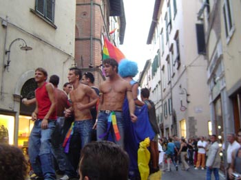 Arcigay Toscana invita i sindaci al Pride - lucca 6 9 03 - Gay.it Archivio