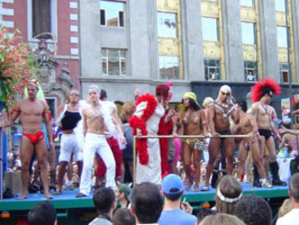Madrid: quasi un milione di persone al Gay Pride - madrid pride2004 2 - Gay.it Archivio