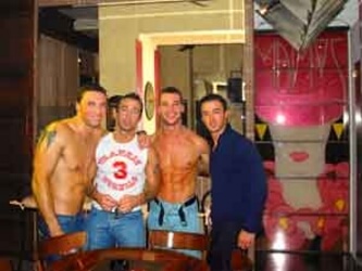 MILLE PARTY DA GODERE - mamo02 - Gay.it Archivio