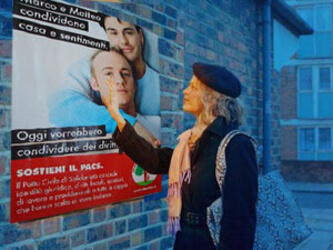 PACS: I MANIFESTI MISTERIOSI - mani pacs 1 - Gay.it Archivio