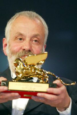 UNA VERA MOSTRA GAY - mike leigh venezia - Gay.it Archivio