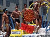 Melbourne: capo della Polizia sfila al Pride - muscoli 1 - Gay.it Archivio