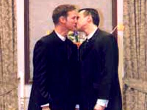 Francia: sospeso il sindaco che ha sposato due gay - nozze gay10 1 1 - Gay.it Archivio