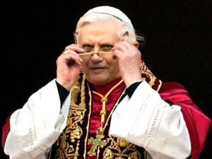 Arcigay: Papa chieda perdono per discriminazioni - papa occhiali - Gay.it Archivio