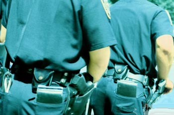 POLIZIOTTI GAY, DICHIARATEVI - poliziotti10 1 - Gay.it Archivio