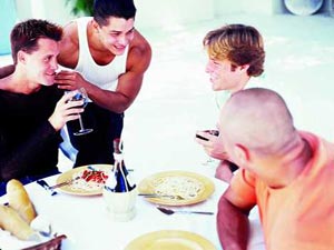 VACANZISSIMA FUORI STAGIONE - pollina mangiare - Gay.it Archivio