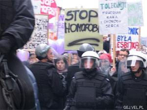 POLONIA: LA POLIZIA PICCHIA I GAY - poznan04 - Gay.it Archivio