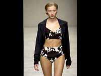 PRADA E ARMANI: DUE MONDI, DUE STILI - prada1 2 - Gay.it Archivio