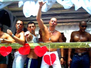 È ORA DI SCENDERE IN PIAZZA - pride colonia10 1 - Gay.it Archivio