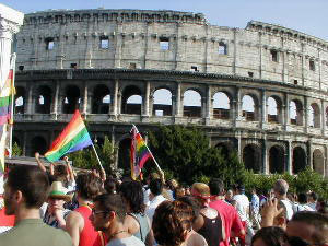SIT-IN GAY CONTRO IL GOVERNO - pride2001colosseo2 - Gay.it Archivio