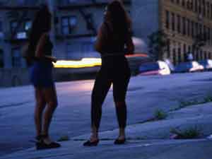 Trans rapinato, arrestato perché clandestino - prostituzione03 - Gay.it Archivio