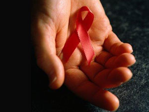 Sassari: campagna Aids del Movimento Omosessuale - red ribbon mano - Gay.it Archivio