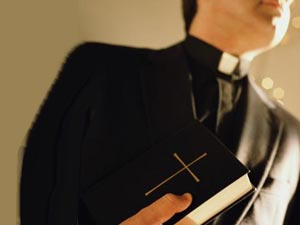 Norvegia: diocesi di Oslo favorevole ai preti gay - relazione prete 1 1 - Gay.it Archivio