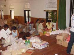 TSUNAMI: FONDI GAY PER GLI AIUTI - repacking food - Gay.it Archivio