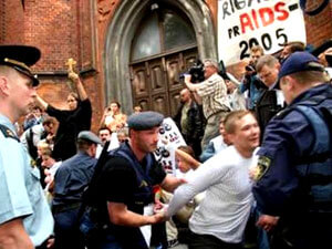 Lettonia: firmato emendamento anti unioni gay - riga05 pride02 1 - Gay.it Archivio