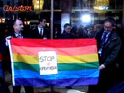 SANREMO: LA CARRA' NON FA PARLARE I GAY - sanremo striscione2 - Gay.it Archivio
