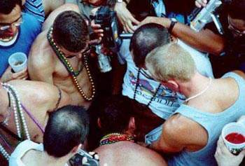 PER UNA SERATA DI SUCCESSO - sex party02 - Gay.it Archivio