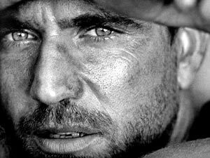 FUORI DALLE CATACOMBE - sguardo uomo - Gay.it Archivio