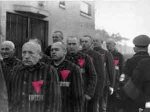 Toscana: gay sul treno della memoria ad Auschwitz - triangoli rosa01 - Gay.it Archivio