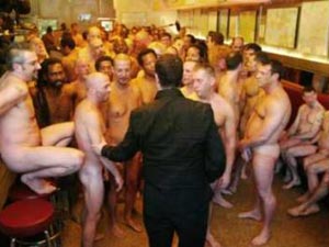 Cento sieropositivi posano nudi a New York - tunick01 - Gay.it Archivio